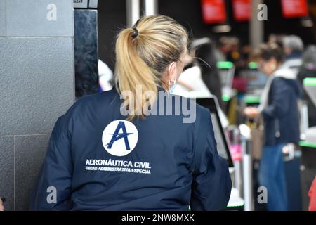 Bogota, Colombie, le mardi 28 février 2023. Un membre de l'autorité aérienne de Colombias parle avec les passagers après que la compagnie aérienne à bas prix Viva Air ait suspendu ses activités à l'aéroport international El Dorado de Bogota, Colombie, le mardi 28 février 2023. La compagnie aérienne attend un processus d'intégration avec un groupe de compagnies aériennes qui doit être approuvé par les autorités aériennes colombiennes. Photo de: Cristian Bayona/long Visual Press Banque D'Images