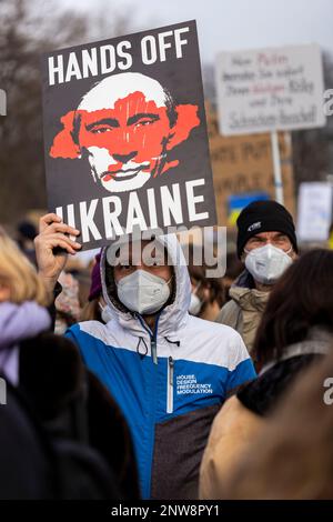 Berlin, Allemagne, 27-02-2022. Un homme dans une manifestation de paix tient une bannière au-dessus de sa tête participant au rassemblement Demo for Peace près de la porte de Brandebourg Banque D'Images