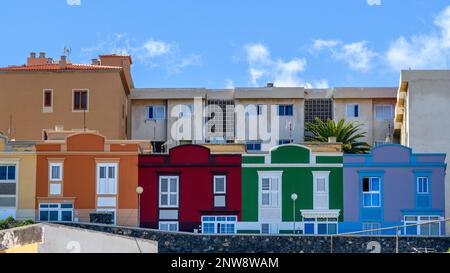 Des maisons aux couleurs vives bordent le rivage à Candelaria, Tenerife, Banque D'Images