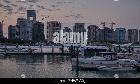 Lusail marina dans la ville de Lusail, Qatar coucher de soleil avec Yachts et bateaux avec drapeau du Qatar, horizon de Lusail et nuages dans le ciel en arrière-plan Banque D'Images