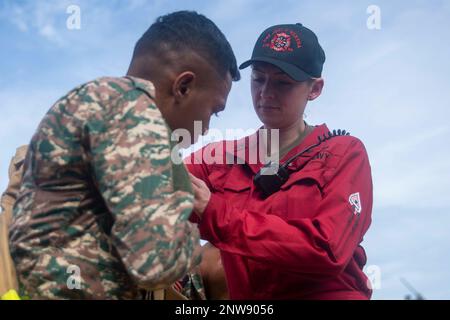 DILI, Timor-Leste (15 février 2023) dégâts Controlman 1st classe Sarah Benner, affectée au navire de transport amphibie USS John P. Murtha (LPD 26), forme un membre de la Force de défense du Timor-Leste (F-FDTL) dans le cadre de la préparation à la coopération et à la formation (KARAT) 2023, 15 février 2023. Coopération à flot préparation et formation (CARAT)/exercice maritime (MAREX) le Timor-Leste est un exercice bilatéral entre le Timor-Leste et les États-Unis visant à promouvoir la coopération régionale en matière de sécurité, à maintenir et à renforcer les partenariats maritimes et à renforcer l'interopérabilité maritime Banque D'Images