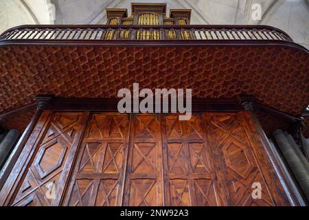 Le loft d'orgue en bois élaboré de la cathédrale de San Cristobal de la Laguna à Tenerife est fabriqué à partir du bois de pin canarien natif. Banque D'Images