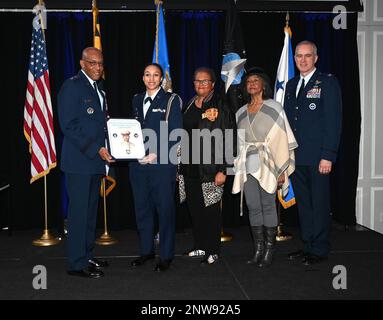 Le chef d'état-major de la Force aérienne, le général CQ Brown, Jr., présente le Brig. Prix de leadership du général Charles E. McGee au Cadet Cayla Williams lors d'une cérémonie au Samuel Riggs IV Alumni Centre, Université du Maryland, College Park, Maryland, 27 janv. 2023. Des membres de la famille McGee et du personnel du ROTC de l'Université étaient également présents. Banque D'Images