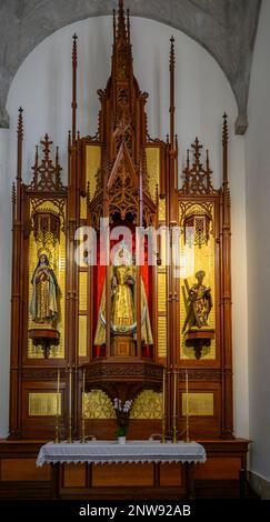 Le retable néo-gothique de 1619 de la Vierge du Mont Carmel, avec la Vierge du Mont flanquée de St Andrew et de Saint Thérèse de Lisieux Banque D'Images