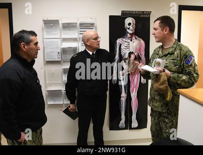 Carl Lahti, commandant de la région navale du Japon, visite des espaces au Navy Reserve Centre Minneapolis. Navy Reserve Centre Minneapolis fait partie du Commandement de la préparation et de la mobilisation de la région de la Réserve de la Marine, Everett. Banque D'Images