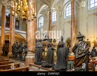 Tombe de l'empereur Maximilian, Hofkirche, vieille ville (altstadt), Innsbruck, Autriche Banque D'Images