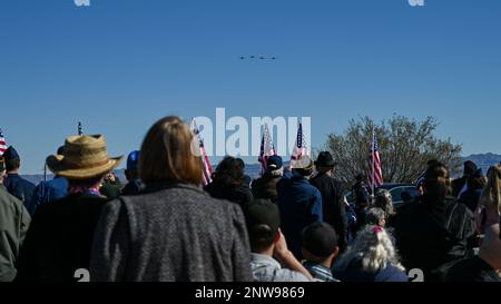 Quatre États-Unis Air Force A-10 Thunderbolt IIS de la base aérienne de Davis-Monthan survole le Sgt. Principal (RET.) Cérémonie d’internement de Paul Kerchum au Southern Arizona Memorial Veterans Cemetery, Sierra Vista, Arizona, 25 janvier 2023. Kerchum est décédé le 17 décembre 2022, et a été mis au repos avec des honneurs militaires complets sur, ce qui aurait été, son anniversaire de 103. Banque D'Images