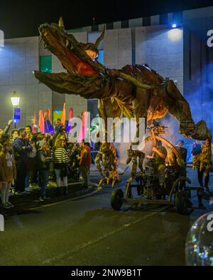 Les dragons fantastiques du Sarruga Teatro défilent autour de la Plaza del Adelantado à la Laguna, Tenerife, pendant le festival annuel de la Noche en Blanco. Banque D'Images