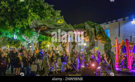 Les dragons fantastiques du Sarruga Teatro défilent autour de la Plaza del Adelantado à la Laguna, Tenerife, pendant le festival annuel de la Noche en Blanco. Banque D'Images