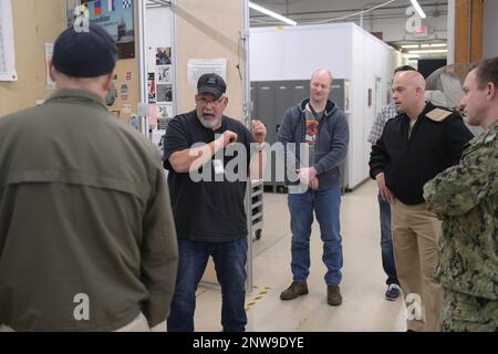 SILVERDALE, Washington (23 janvier 2023) – les membres de l’équipe de Trident Repit Facility, Bangor (TRFB) Moonshine Lab (Code 021), Ken Barnes (deuxième de gauche) et Tim Springer (centre), discutent de la productivité de l’atelier avec les dirigeants de TRFB au cours d’une gemba. Le Moonshine Lab s'engage activement dans le prototypage et le développement d'améliorations innovantes en soutien à la main-d'œuvre du secteur riverain. Chaque semaine, le personnel de direction de TRFB visite une zone de production différente de l'installation pour une première visite, appelée « gemba ». Banque D'Images