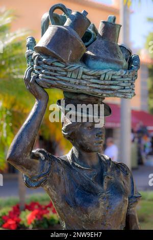 La statue de 'la Lechera' (la Milkmaid) à l'entrée du Mercado de Nuestra Senora de Africa à Santa Cruz de Tenerife. Banque D'Images