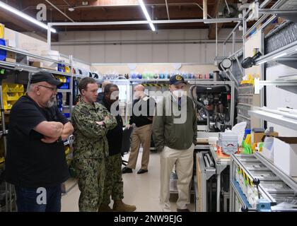 SILVERDALE, Washington (23 janvier 2023) – Ken Barnes (à gauche), membre de l’équipe de Trident Reit Facility, Bangor (TRFB), TRSB Moonshine Lab (code 021), discute de la productivité de l’atelier avec le leadership de TRFB durant une gemba. Le Moonshine Lab s'engage activement dans le prototypage et le développement d'améliorations innovantes en soutien à la main-d'œuvre du secteur riverain. Chaque semaine, le personnel de direction de TRFB visite une zone de production différente de l'installation pour une première visite, appelée « gemba ». Banque D'Images