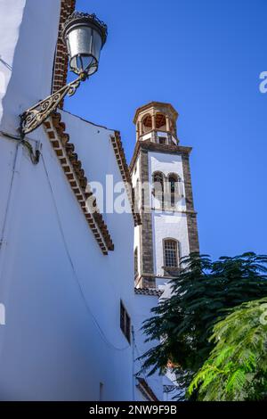 La tour de 1786 d'Antonio Samper de l'église la Concepcion à Santa Cruz. La maçonnerie en basalte sombre contraste avec les murs blanchis à la chaux du bâtiment principal Banque D'Images