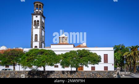 L'église Nuestra Señora de la Concepción à Santa Cruz de Tenerife, blanchie à la chaux, se trouve au-dessus du Barranco de Santos bordé d'arbres Banque D'Images