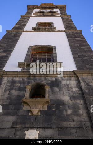 La tour de 1786 d'Antonio Samper de l'église la Concepcion à Santa Cruz. La maçonnerie en basalte sombre contraste avec les murs blanchis à la chaux du bâtiment principal Banque D'Images