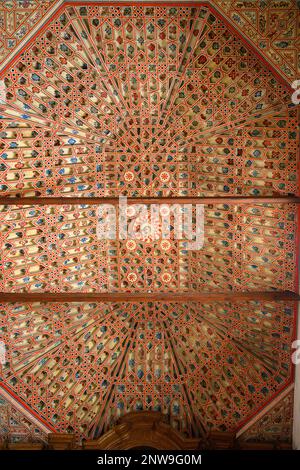 Un plafond en bois à caissons mudéjar complexe et coloré en Iglesia Nuestra Señora de la Concepción à Santa Cruz de Tenerife, Banque D'Images