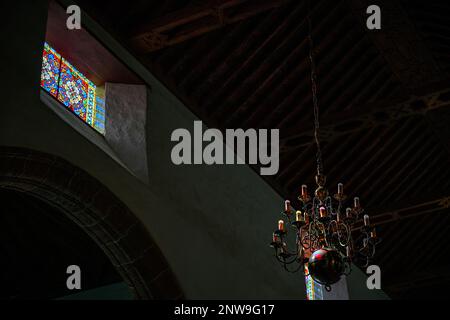 La lumière colorée d'un vitrail projette un motif tacheté sur un lustre de l'Iglesia Nuestra Señora de la Concepción de Santa Cruz à Tenerife Banque D'Images