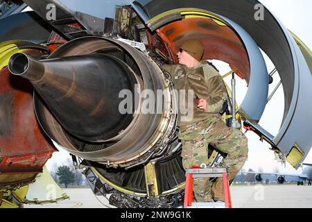 Airman 1st classe Nathaniel Wincel, 191st escadron de maintenance, Selfridge Air National Guard base (Michigan), effectue l'entretien d'un moteur d'avion KC-135 Stratotanker, 10 janvier 2023. La maintenance continue est essentielle et les aviateurs du MXS 191st sont chargés d'effectuer une maintenance détaillée pour s'assurer que ce jet complexe reste prêt à l'air. Banque D'Images