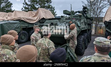 ÉTATS-UNIS Le Sgt Athen Crump, un militaire de défense aérienne et antimissile affecté au quartier général et au quartier général Battery, 5th Bataillon, 4th Régiment d'artillerie de défense aérienne, 10th Commandement de défense aérienne et antimissile, donne un aperçu de la manœuvre véhicule blindé de défense aérienne de courte portée Stryker lors d'un événement de perfectionnement professionnel à Katterbach, en Allemagne, 4 janvier 2023. L’événement, organisé pour les soldats affectés à la Force opérationnelle Orion, 27th équipe de combat de la Brigade d’infanterie de la Garde nationale de l’Armée de terre de New York, a suivi leur entraînement dans le processus décisionnel militaire de l’Armée de terre et les a aidés à comprendre comment t Banque D'Images