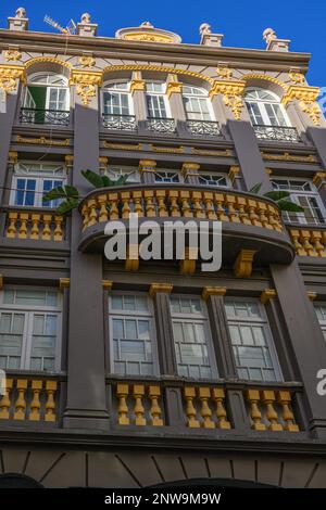 La Calle del Castillo de Santa Cruz de Tenerife est un melting-pot de bâtiments éclectiques, historicistes, modernistes, rationalistes et néo-canariens. Banque D'Images