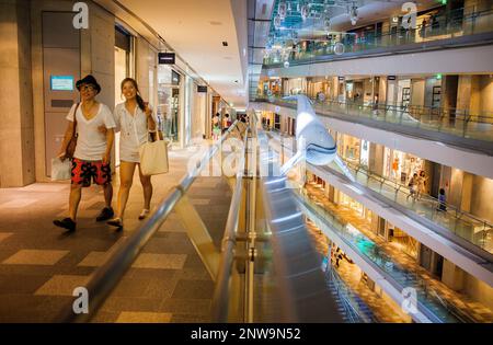 Intérieur de Omotesando Hills Shopping Mall, conçu par Tadao Ando dans Omotesando street. Tokyo. Le Japon. Banque D'Images