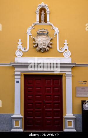 La crête de marbre de la famille Mesa sur le portail original de Casa Mesa, une maison de style historiciste dans Calle Obispo Re Redondo, la Laguna Tenerife Banque D'Images