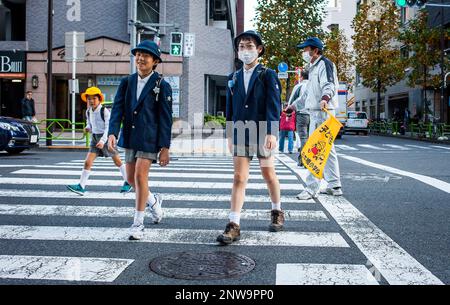 Les étudiants, scène de rue à Nihombashi, Tokyo, Japon Banque D'Images