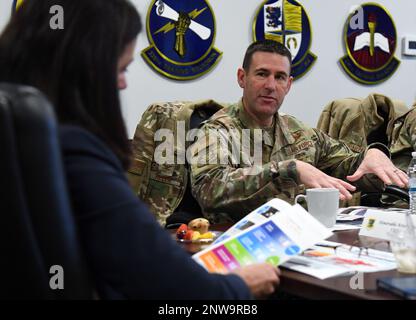 ÉTATS-UNIS Le colonel de la Force aérienne, Jason Allen, commandant de l'escadre d'entraînement 81st, fournit un mémoire de mission à l'honorable Krivyn Jones, secrétaire adjointe de la gestion financière et contrôleur de la Force aérienne, à l'intérieur de l'édifice du quartier général de la TRW de 81st, à la base de la Force aérienne de Keesler, Mississippi, le 27 janvier 2023. La visite du site comprenait également un mémoire du centre d'apprentissage en gestion financière de l'escadron 335th et une visite de l'escadron 81st du contrôleur. Banque D'Images