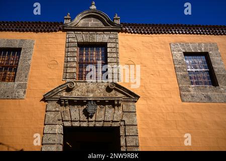 La façade vibrante et ornée du Palacio Lercaro dans la Calle Agustin, la Laguna. Le bâtiment historique abrite le Musée d'Histoire de Tenerife Banque D'Images