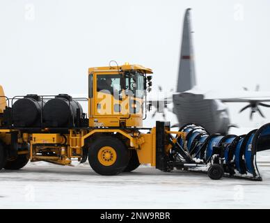 Les employés de l'État du Minnesota de l'escadron du génie civil du 133rd déneigement à St. Paul, Minn., 4 janvier 2023. La mission de l'escadron est de concevoir, d'évoluer et de dépasser. Banque D'Images