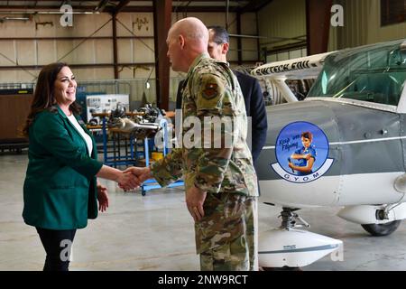 Le colonel Blaine Baker, commandant de l'escadre de la mobilité aérienne 97th coins Jill Lazenby, Southwest Technology Centre, au Hangar 33 à Altus, Oklahoma, le 11 janvier 2023. Baker a inventé plusieurs membres de la direction de SWTC qui ont organisé le déjeuner et la visite pour les membres du service de l'AAFB. Banque D'Images