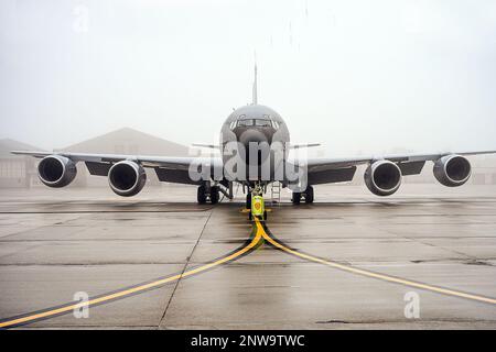 Un KC-135 Stratotanker du Groupe de ravitaillement en carburant aérien 127th, à la base de la Garde nationale de Selfridge Air, au Michigan, est prêt à se tenir sur le terrain d'aviation comme un brouillard dense roule en janvier 4, 2023. Banque D'Images