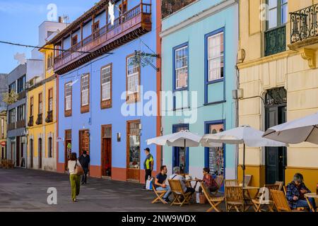 Les bâtiments traditionnels et colorés des Canaries bordent Calle San Agustin à San Cristobal de la Laguna, Tenerife Banque D'Images