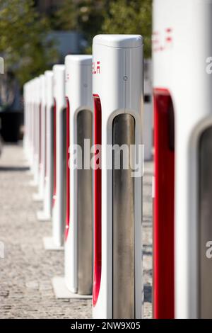 Berlin, Allemagne 09-17-2020 Station de recharge publique de voiture électrique extérieure Tesla, appelée « chargeurs de batterie » Banque D'Images