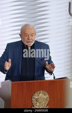 Brasilia, District fédéral, Brésil. 28th févr. 2023. (INT) le président brésilien, Lula, signe le décret de la CONSEA. 28 février 2023, Brasilia, District fédéral, Brésil: Le Président du Brésil, Luiz Inacio Lula da Silva, signe le décret qui réinstalle le Conseil national de sécurité alimentaire et nutritionnelle (CONSEA), lors d'une cérémonie au Palais Planito, avec la présence des ministres, des autorités et des représentants de la société civile. A l'occasion, les conseillers et président de la CONSEA, Elisabetta Recine, Ministre du Secrétariat général de la Présidence Marcio Macedo, Ministre du développement et Banque D'Images