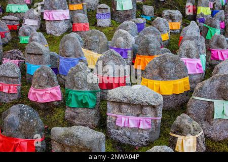 Statues Jizo, dans le temple Kiyomizu-dera, Kyoto. L'aéroport du Kansai au Japon. Banque D'Images