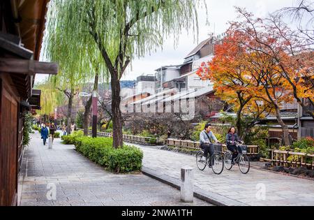 Shirakawa-Minami-dori, quartier de Gion, Kyoto. L'aéroport du Kansai au Japon. Banque D'Images