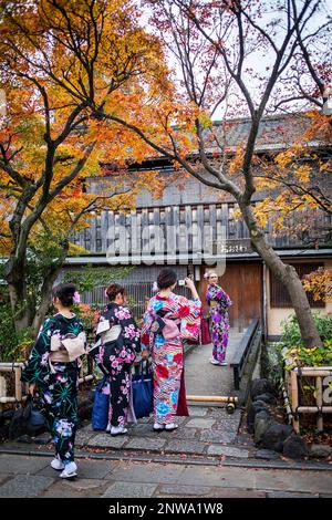 Des femmes habillées en kimono, à Shirakawa-Minami-dori, quartier de Gion, Kyoto. L'aéroport du Kansai au Japon. Banque D'Images