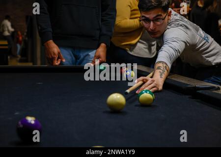 ÉTATS-UNIS Le Cpl Elias Pimentel, photographe de combat au quartier général de l'escadre Marine Squadron 2, fait une photo sur une table de billard lors de l'ouverture officielle de la Maison publique de Cherry point, Marine corps Air Station Cherry point, Caroline du Nord, le 26 janvier 2023. Les Services communautaires du corps maritime ont conçu la Maison publique pour fournir à une communauté sur pied un environnement moderne et polyvalent permettant au personnel d'apprécier et de construire la camaraderie. Banque D'Images