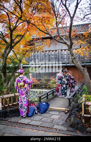 Des femmes habillées en kimono, à Shirakawa-Minami-dori, quartier de Gion, Kyoto. L'aéroport du Kansai au Japon. Banque D'Images