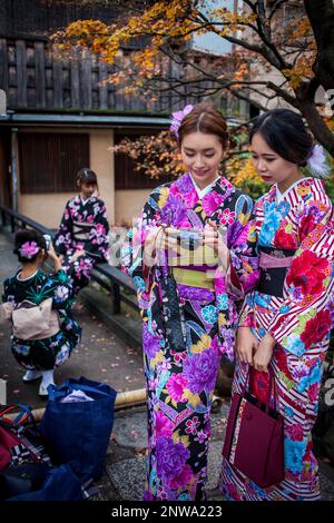 Des femmes habillées en kimono, à Shirakawa-Minami-dori, quartier de Gion, Kyoto. L'aéroport du Kansai au Japon. Banque D'Images