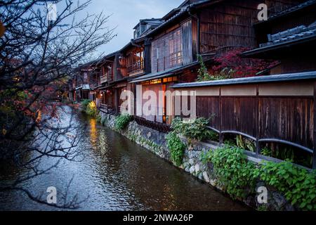 Shirakawa-Minami-dori, quartier de Gion, Kyoto. L'aéroport du Kansai au Japon. Banque D'Images