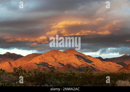 Montagnes au coucher du soleil avec des nuages, montagnes Hualapai après une tempête, nuages de tempête et coucher de soleil dans le désert Banque D'Images