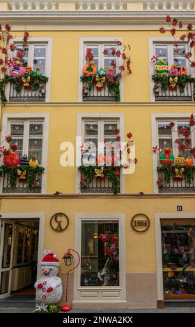 Des décorations de Noël colorées ornent le magasin de vêtements et de coussins jaune vif CA 1904 dans la Calle Carrera del Escultor Estevez, la Orotava, Tenerife Banque D'Images