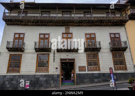 La façade principale de la Casa de los Balcones à la Orotave avec ses motifs sgraffites ornés autour des fenêtres à guillotine et balcons en fer forgé et en bois Banque D'Images