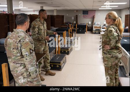 Le Sgt. Principal Kati Grabham, chef du commandement central de la Force aérienne, est informé par le Sgt. Tech Micah Scott, technicien médical en aérospatiale affecté au Groupe médical expéditionnaire 379th. Au cours de sa tournée, Grabham a visité diverses unités à travers l'AUAB pour rencontrer des aviateurs et obtenir une compréhension de première main des missions qu'ils accomplissent. Banque D'Images