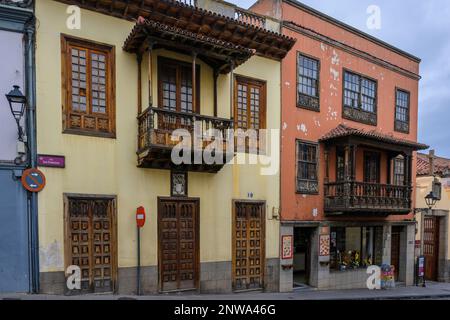 Des bâtiments historiques colorés avec leurs balcons en bois traditionnels des Canaries bordent la rue escarpée de San Francisco à la Orotava, Tenerife. Banque D'Images