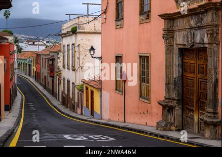 Des bâtiments colorés bordent Calle Viera dans la ville historique de la Orotava à Tenerife Banque D'Images