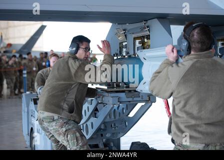 ÉTATS-UNIS Les aviateurs de la Force aérienne, affectés à l'escadron de maintenance des aéronefs 432nd, effectuent l'entretien d'un MQ-9 Reaper lors d'une compétition à la base aérienne de Creech, Nevada, 20 janvier 2023. Deux équipages se dirigent tous les trimestres et sont notés par leur capacité à effectuer des opérations bien sous le stress et à charger rapidement des armes sur l'appareil tout en respectant les consignes de sécurité. Banque D'Images