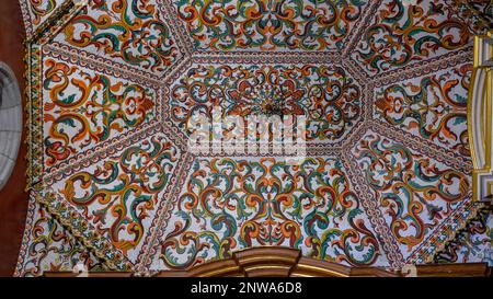 Un plafond en bois peint élaboré dans une chapelle de l'église Saint-Domingue de Guzman à San Cristobal de la Laguna, Tenerife Banque D'Images